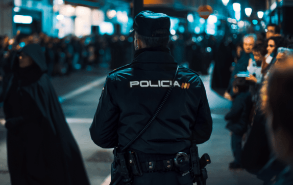 imagen de policia de espaldas