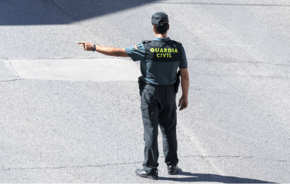 imagen guardia civil de espaldas